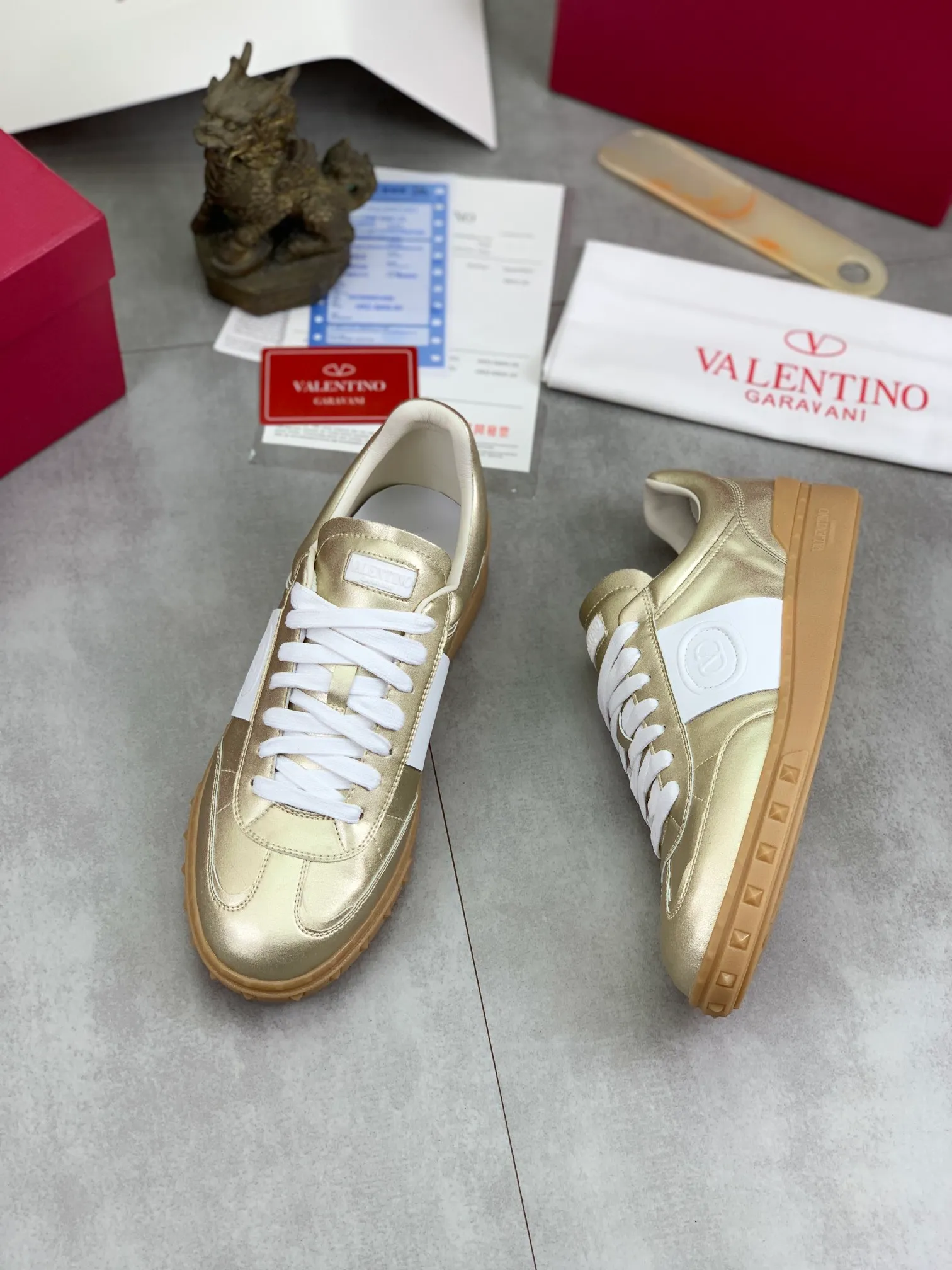 Men's Men's Shoes P520 New Couple Style Valentino Valentino 2025/UPVILLAGE Couple Casual Sports Shoes Moral Training Shoes 🆚Professional high-end, perfect replica, first-class quality, all made of original 1:1 materials, exclusive mold opening! 🎁Full set of high-end packaging at the counter ✔️Fabric: high mercerized cowhide ✔️Outsole: TPU material outsole ✔️Size: female 35-40 male 39-45 (female 41 male 38.46) 🆚All details are customized at 1:1 mold, striving for perfection!
